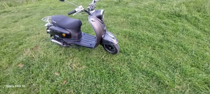 Skuter retro grafitowy mat - obrazek 2